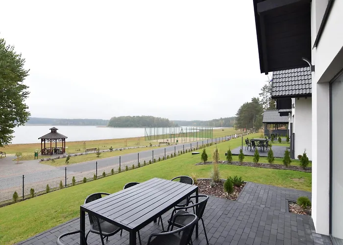 By Kiedrowickie With Boat Access Дом отдыха Kiedrowice